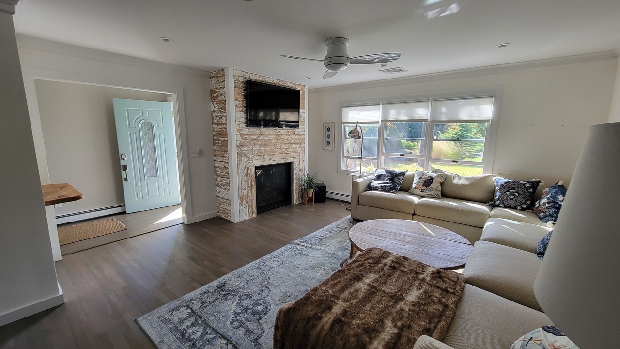 Photo of Livingroom in Mattituck