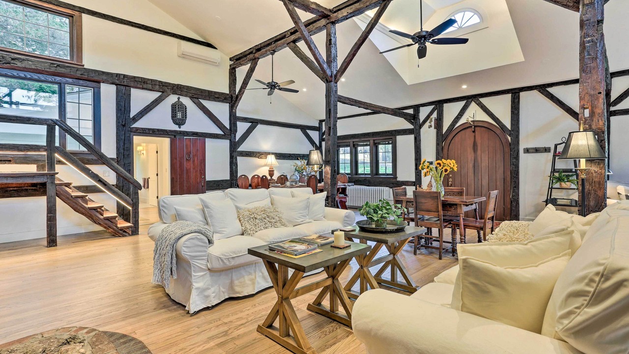 Photo of Livingroom in Middle Hope