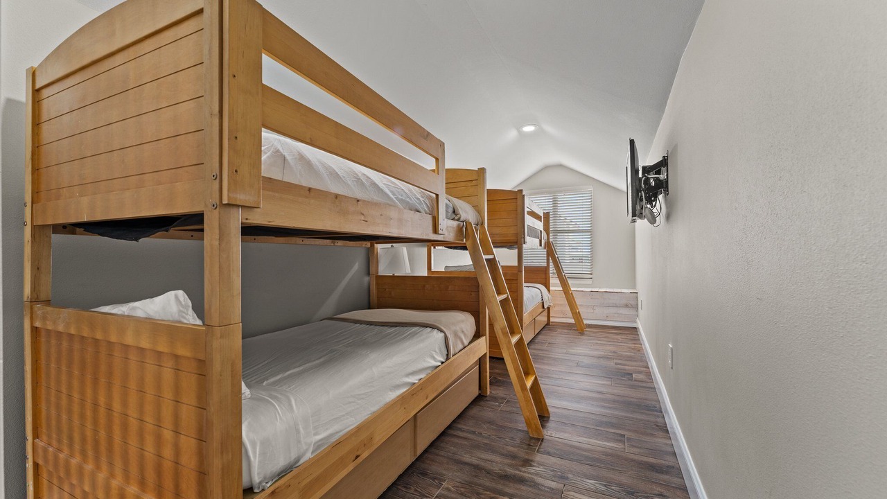 Photo of Bedroom in Crystal Shores