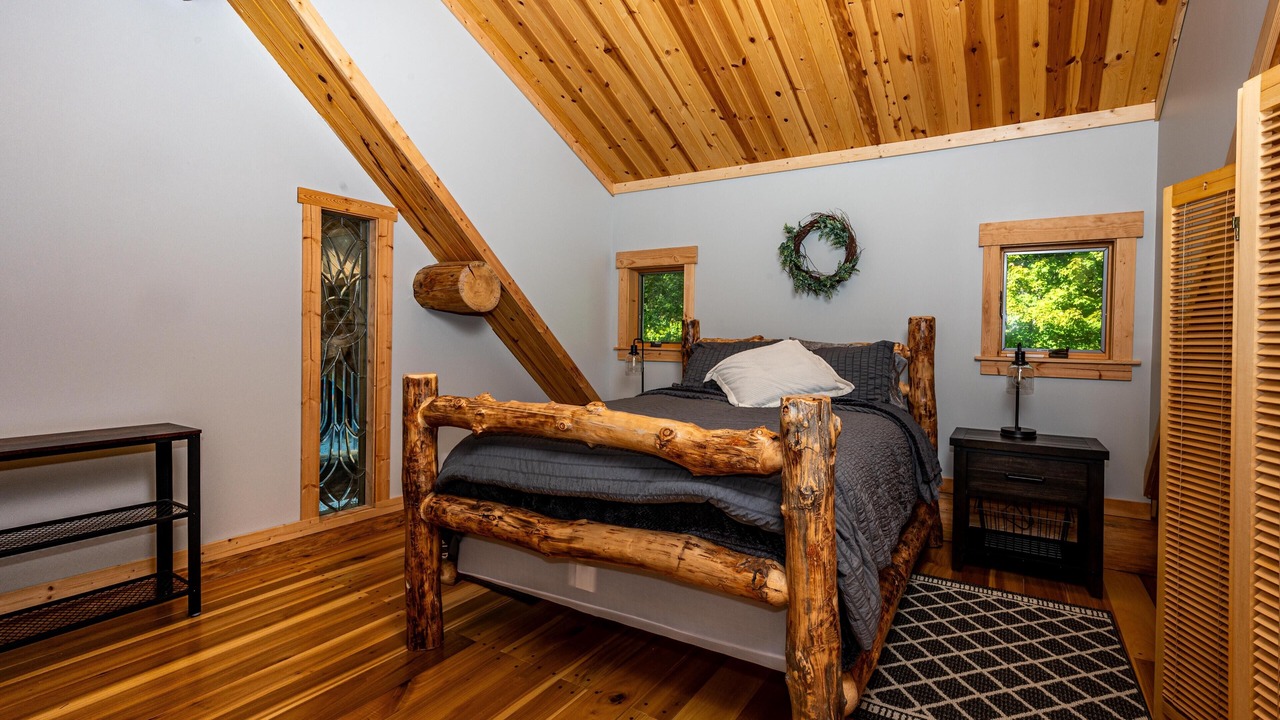 Photo of Bedroom in Helmsburg