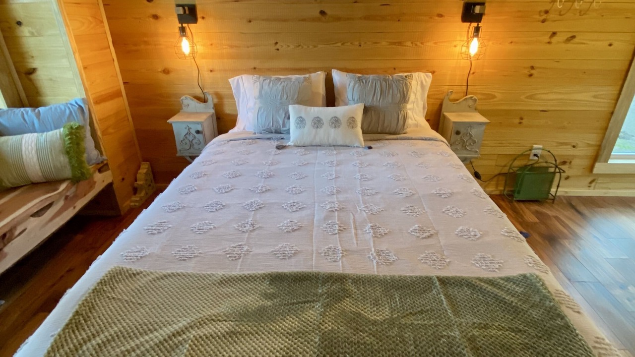 Photo of Bedroom in Lacy-Lakeview