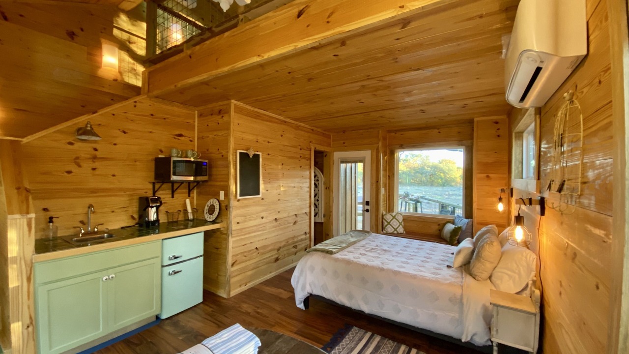 Photo of Bedroom in Lacy-Lakeview