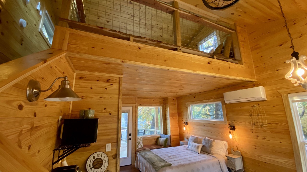 Photo of Bedroom in Lacy-Lakeview