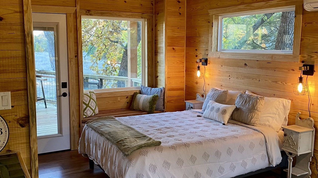 Photo of Bedroom in Lacy-Lakeview