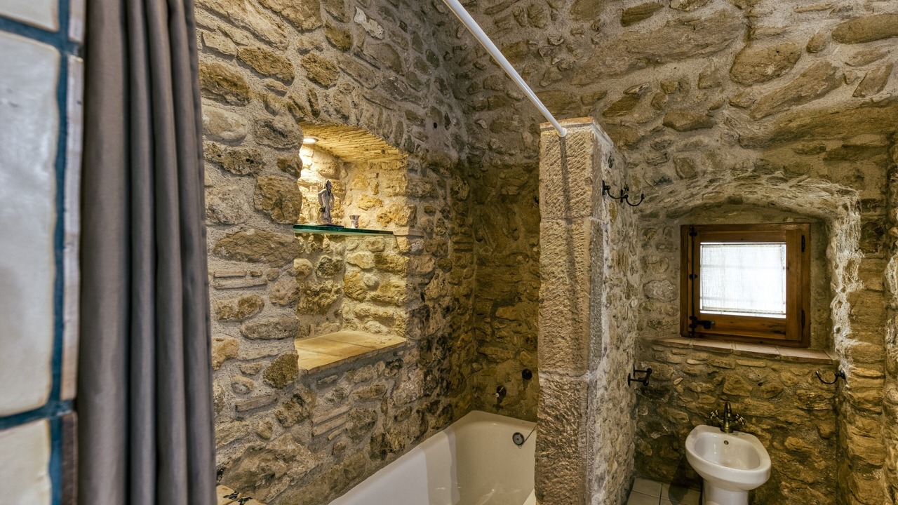Photo of Bathroom in Llampaies