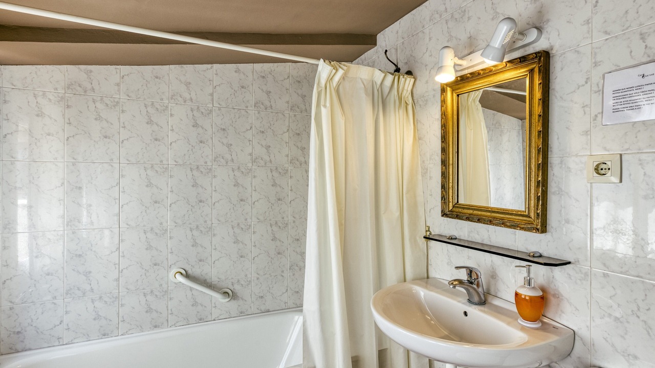Photo of Bathroom in Llampaies