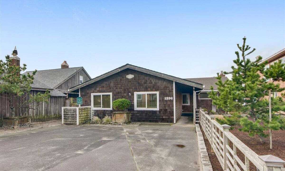 Photo of Others in Downtown Cannon Beach