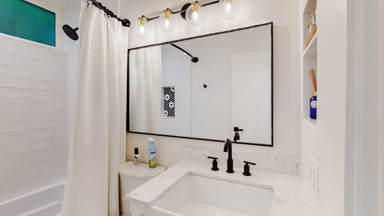 Photo of Bathroom in Thousand Oaks