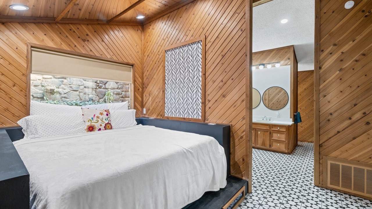 Photo of Bedroom in Point Venture