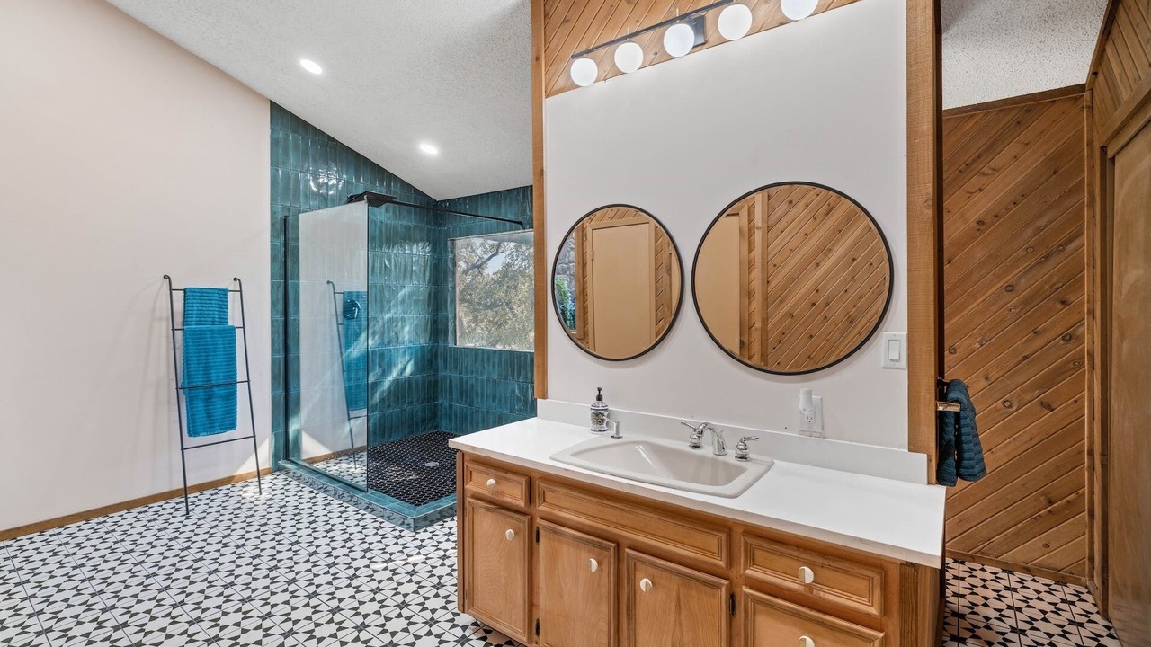 Photo of Bathroom in Point Venture