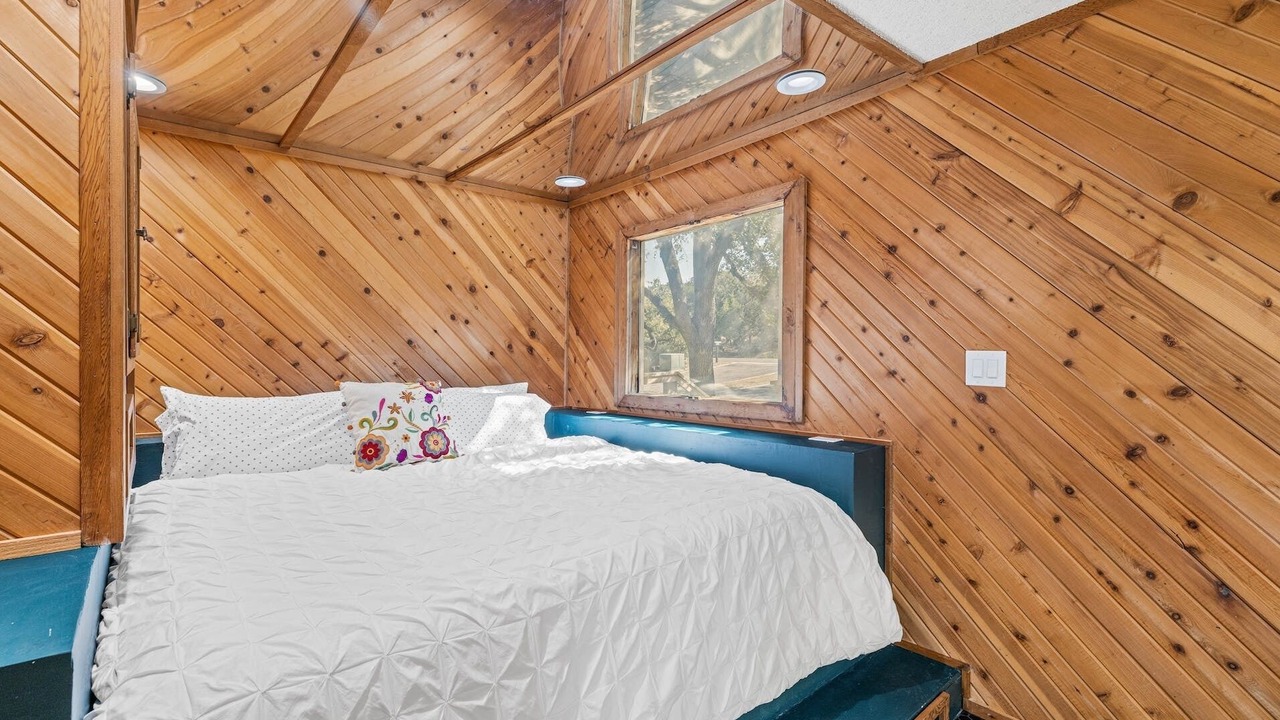 Photo of Bedroom in Point Venture