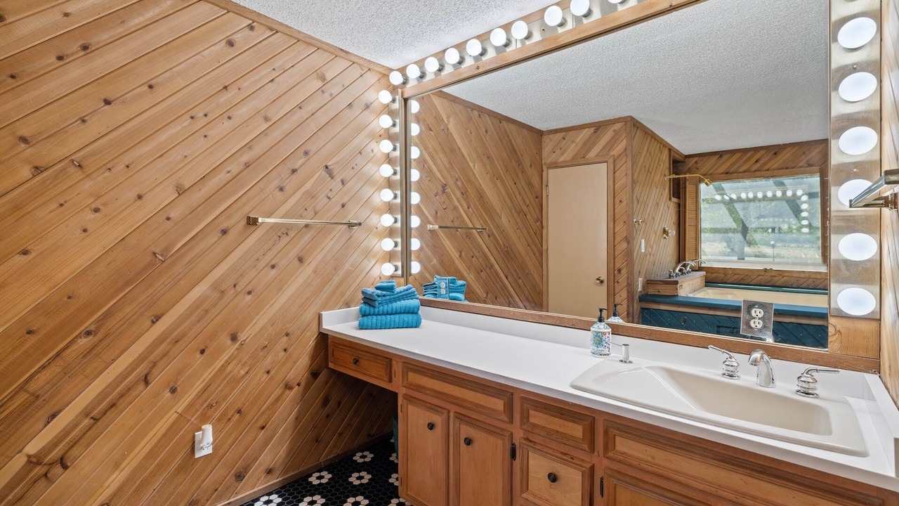 Photo of Bathroom in Point Venture