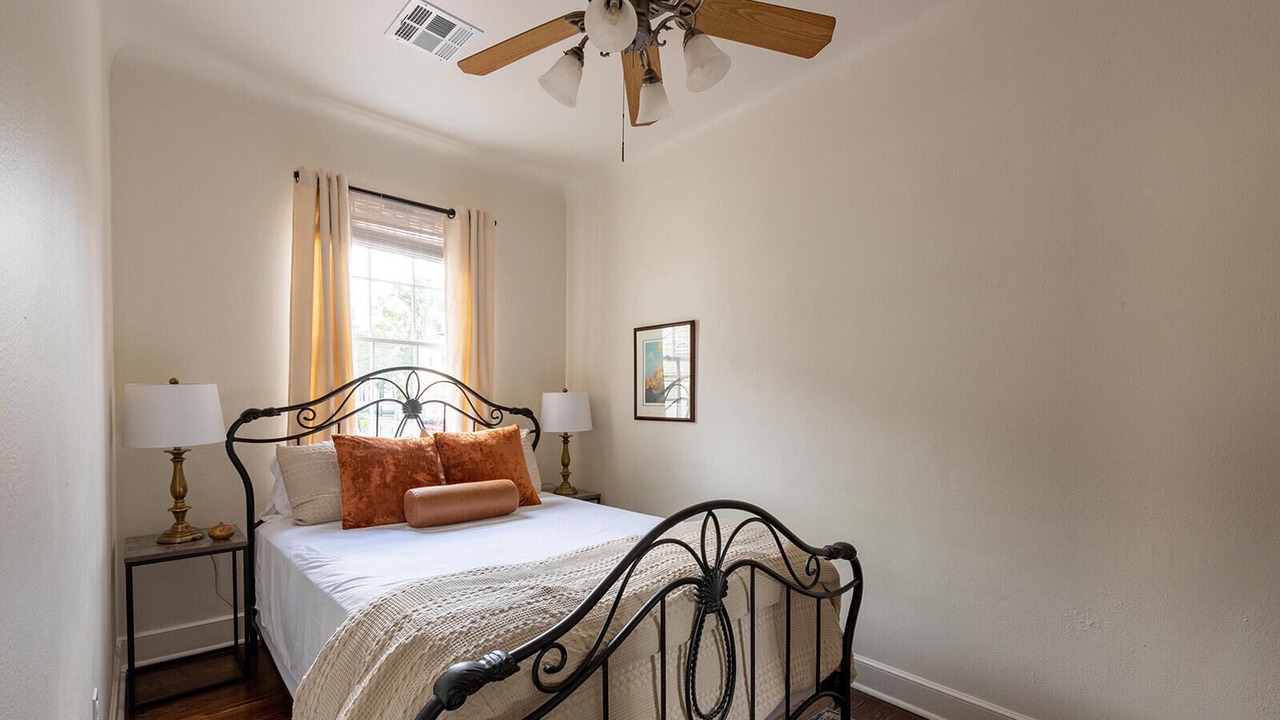 Photo of Bedroom in Algiers Point