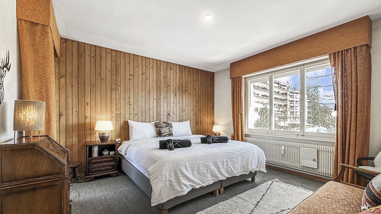 Photo of Bedroom in Lens