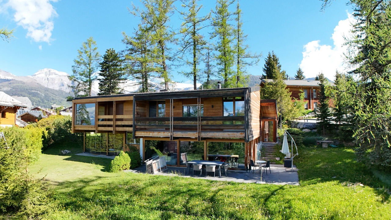Photo of Outdoor in Lens