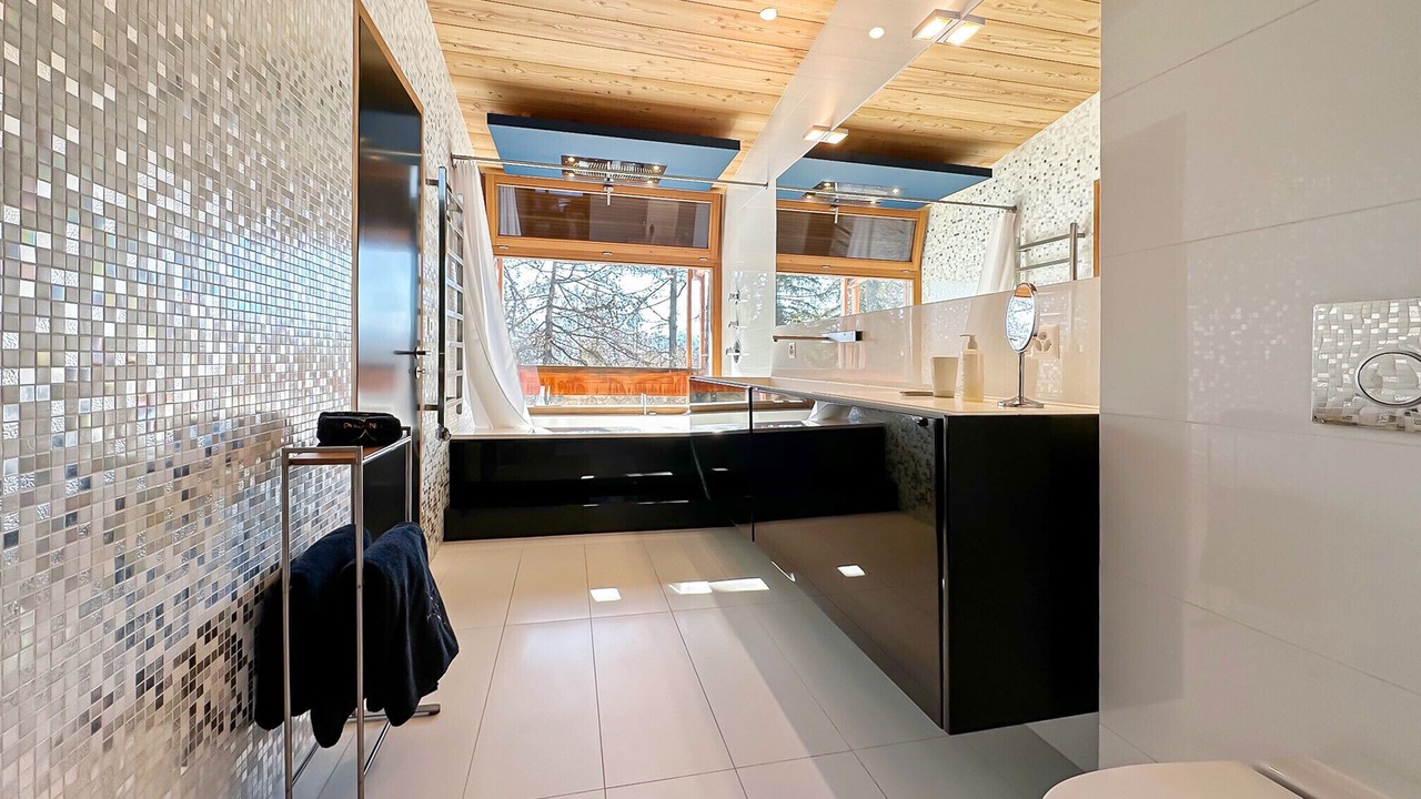 Photo of Bathroom in Lens
