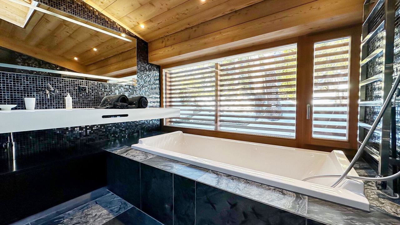 Photo of Bathroom in Lens