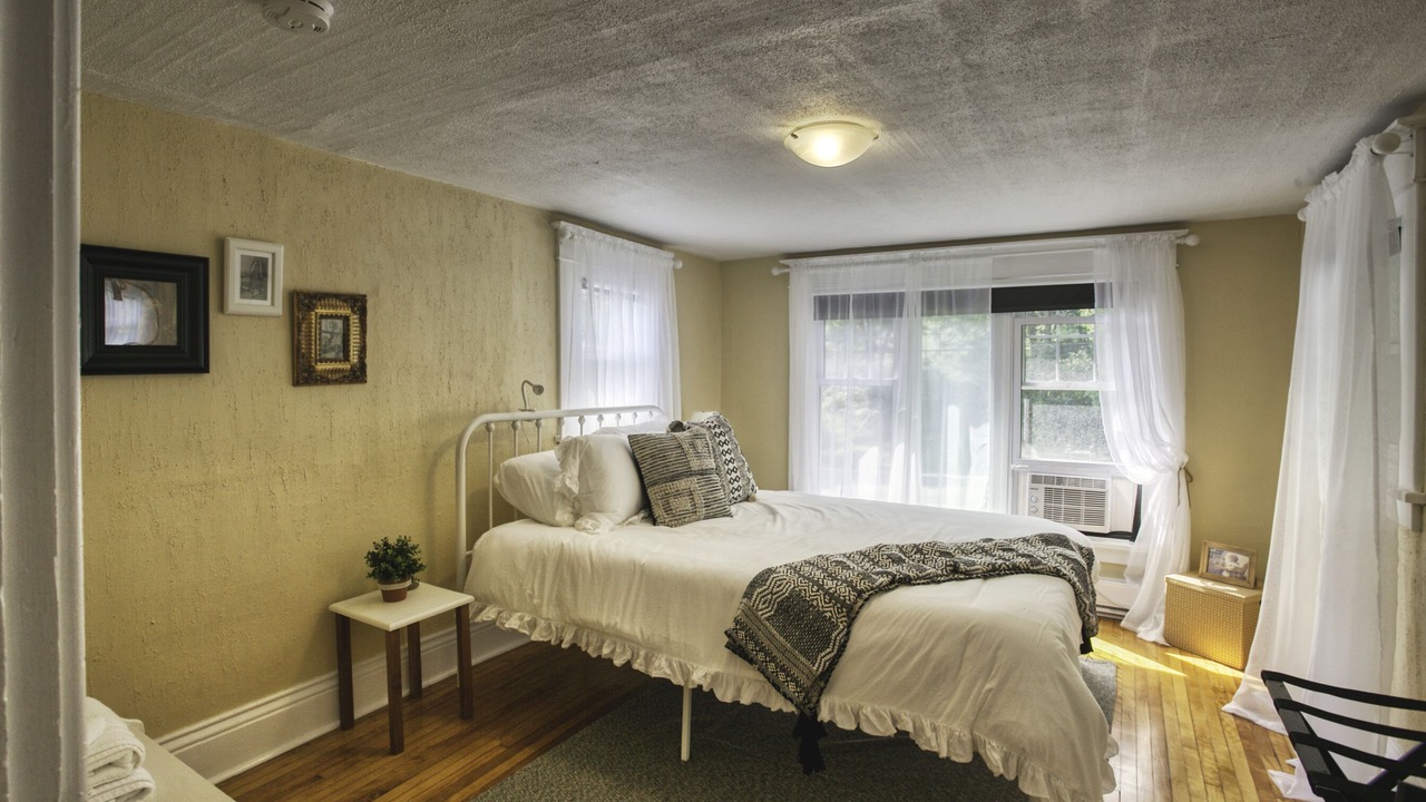 Photo of Bedroom in Beamsville