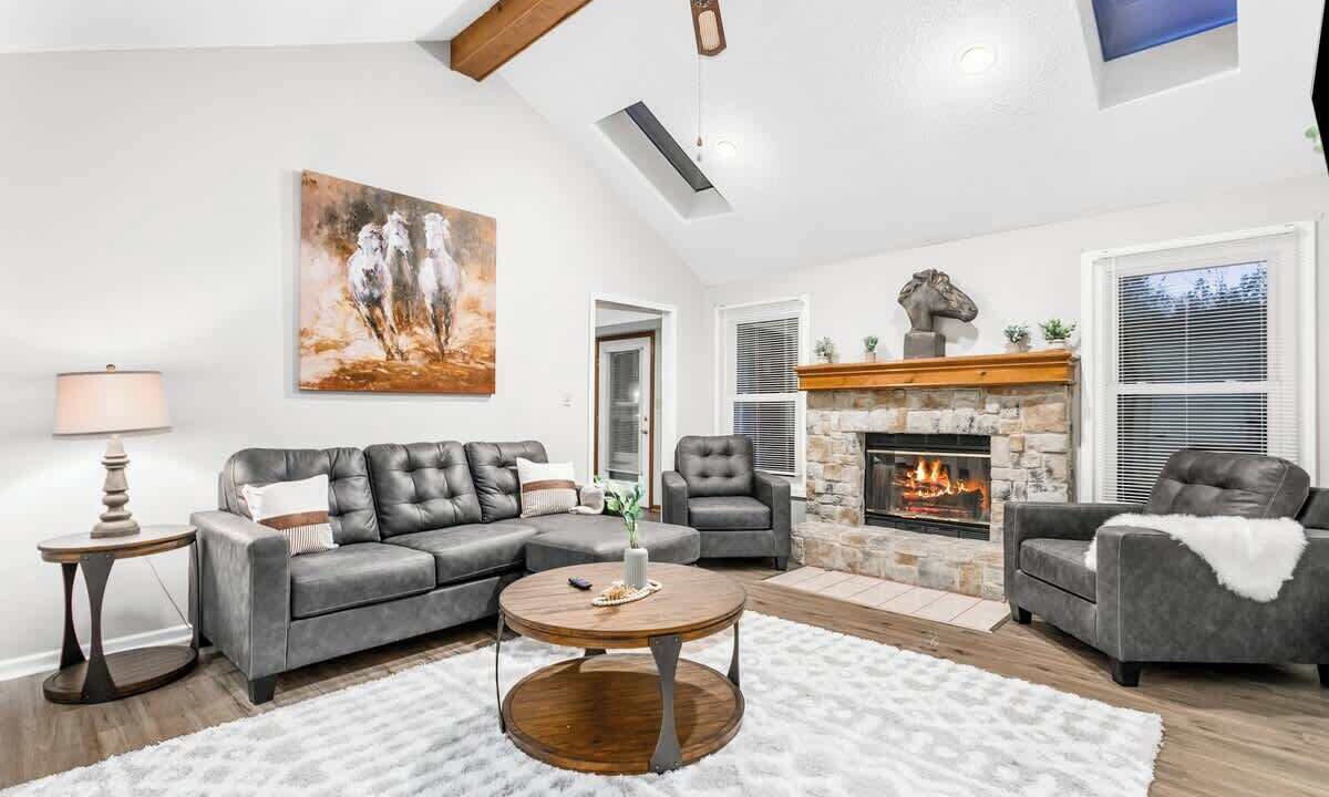 Photo of Livingroom in I-435 West KC-KS