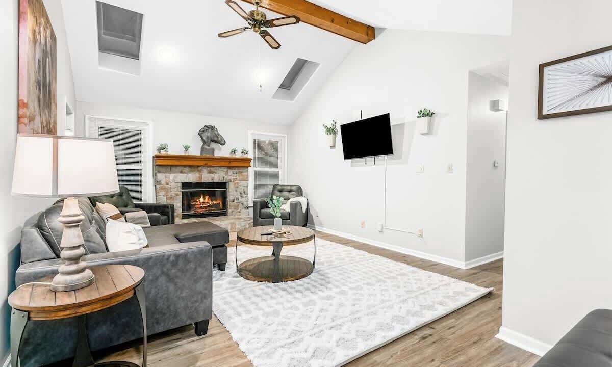 Photo of Livingroom in I-435 West KC-KS