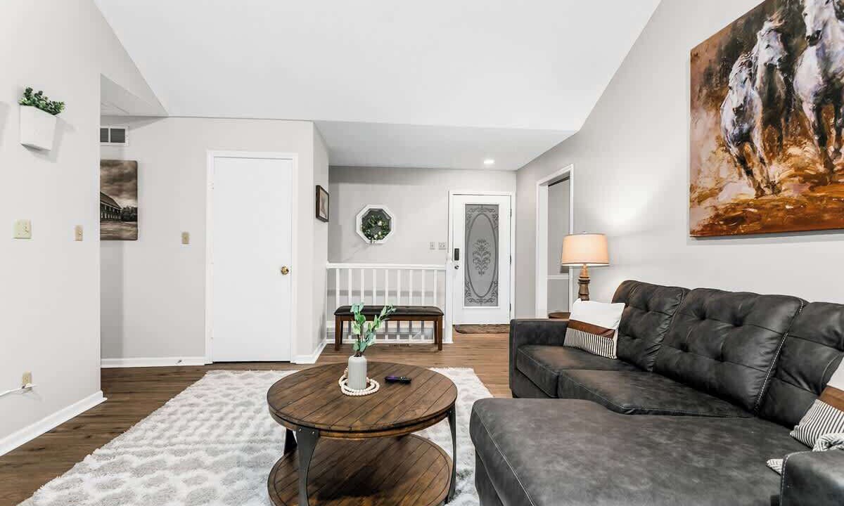 Photo of Livingroom in I-435 West KC-KS
