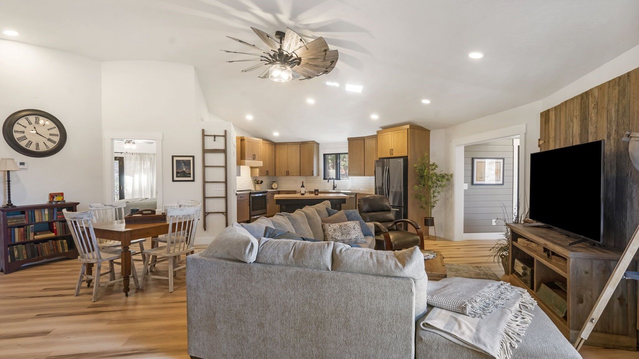 Photo of Livingroom in Elkland