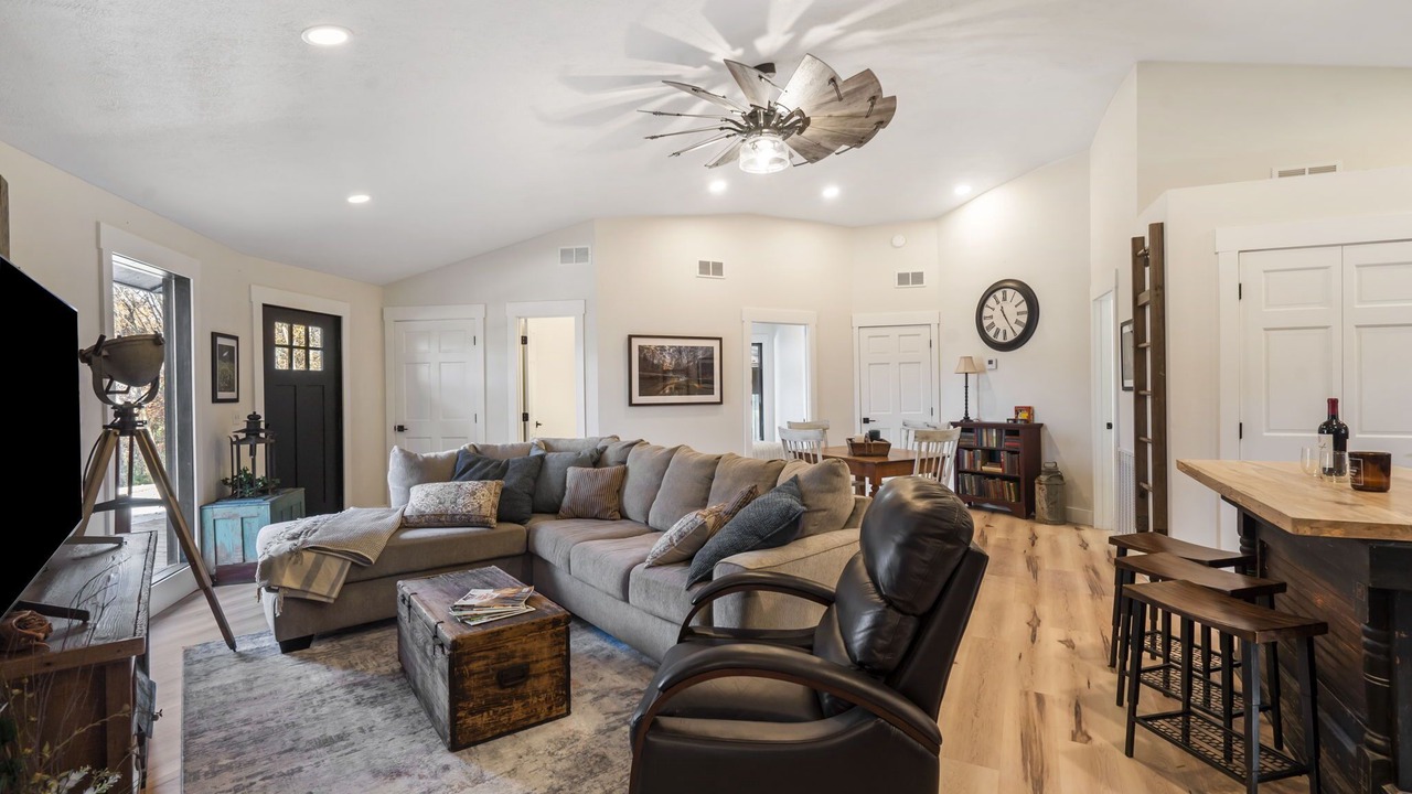 Photo of Livingroom in Elkland