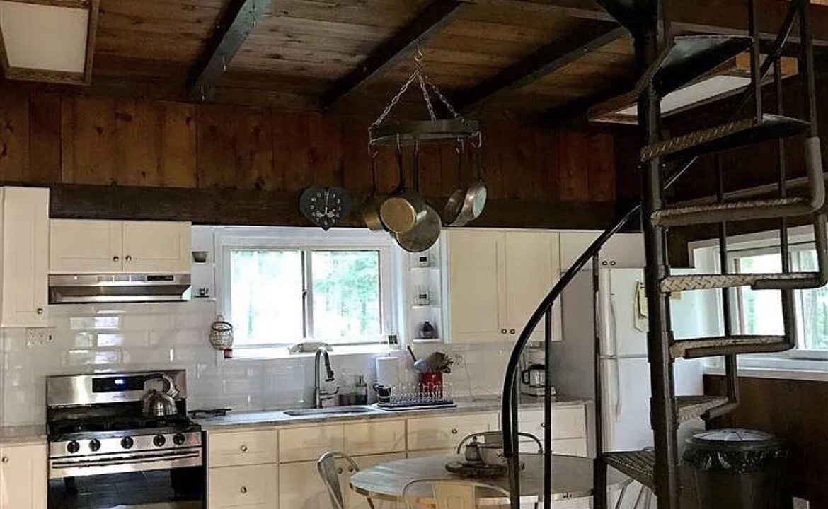 Photo of Kitchen in Town of Olive
