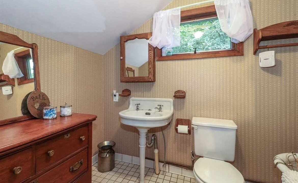Photo of Bathroom in Town of Olive