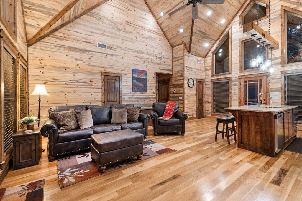 Photo of Livingroom in Hochatown