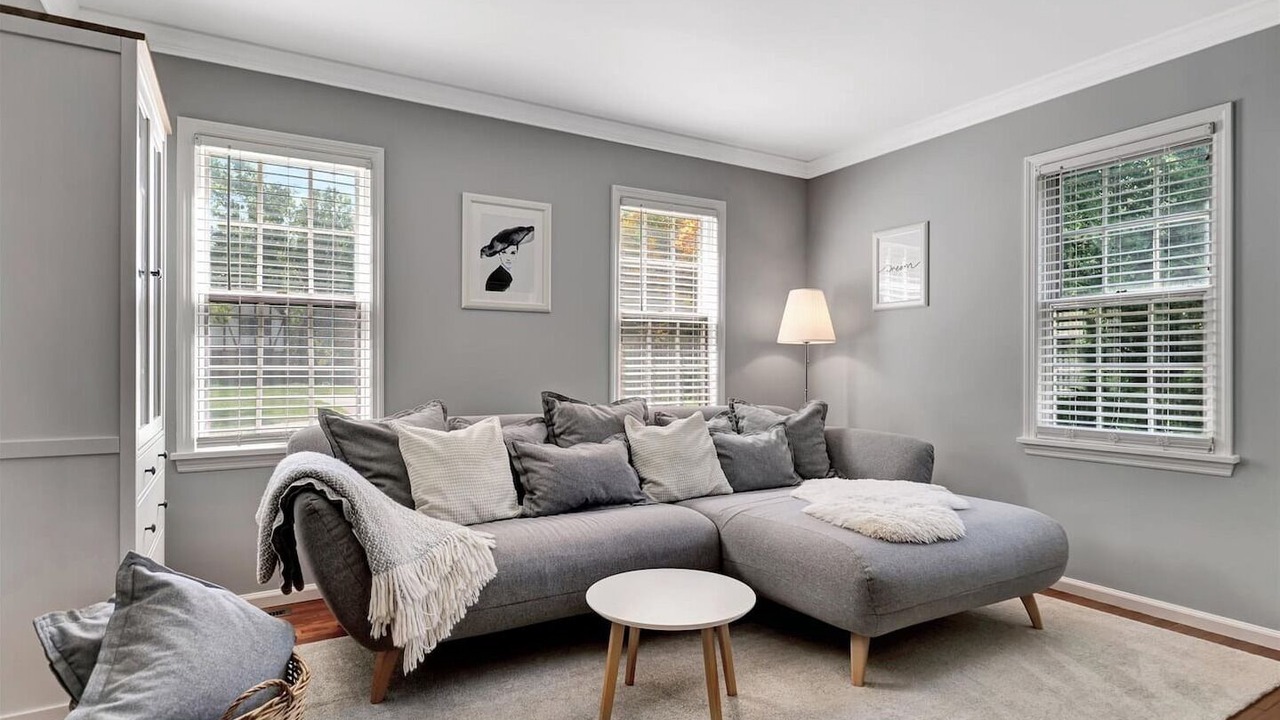 Photo of Livingroom in Champaign
