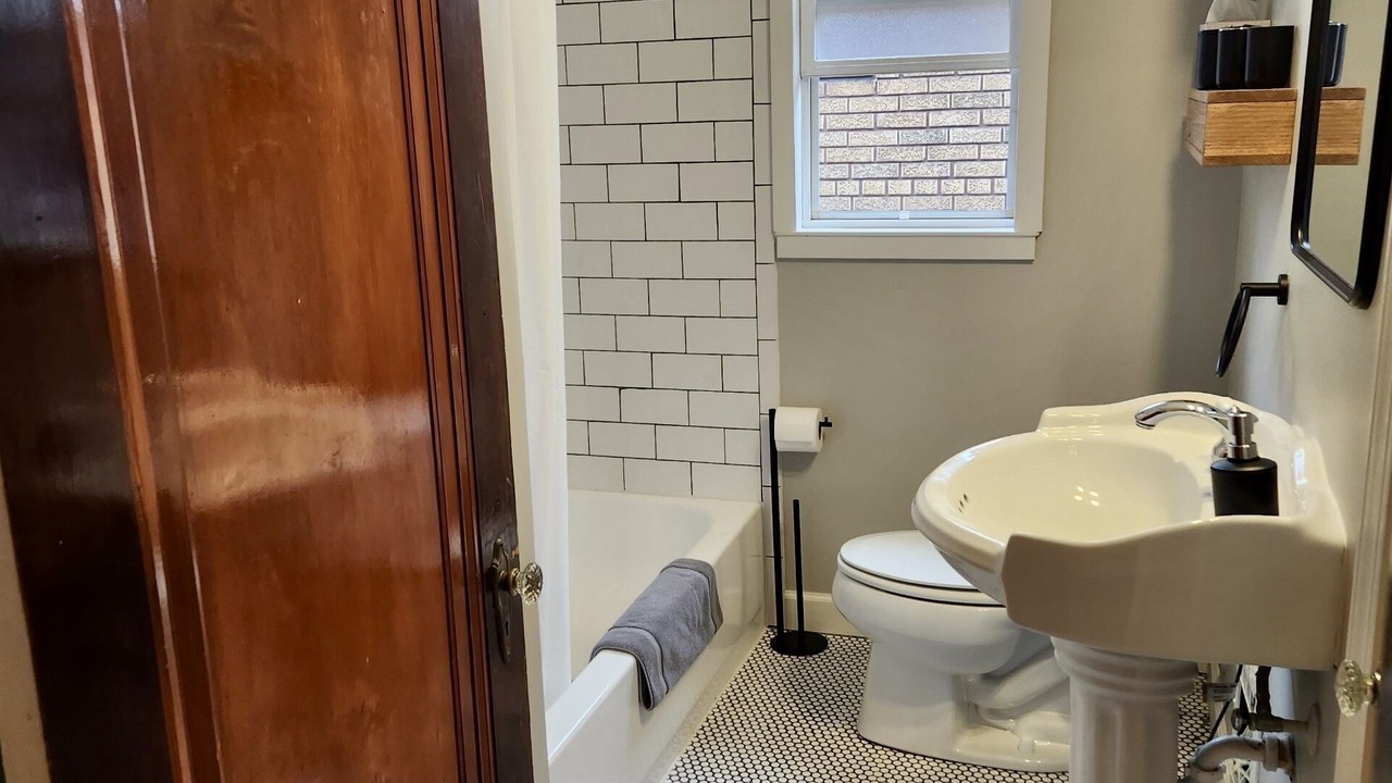 Photo of Bathroom in Lindenwood Park