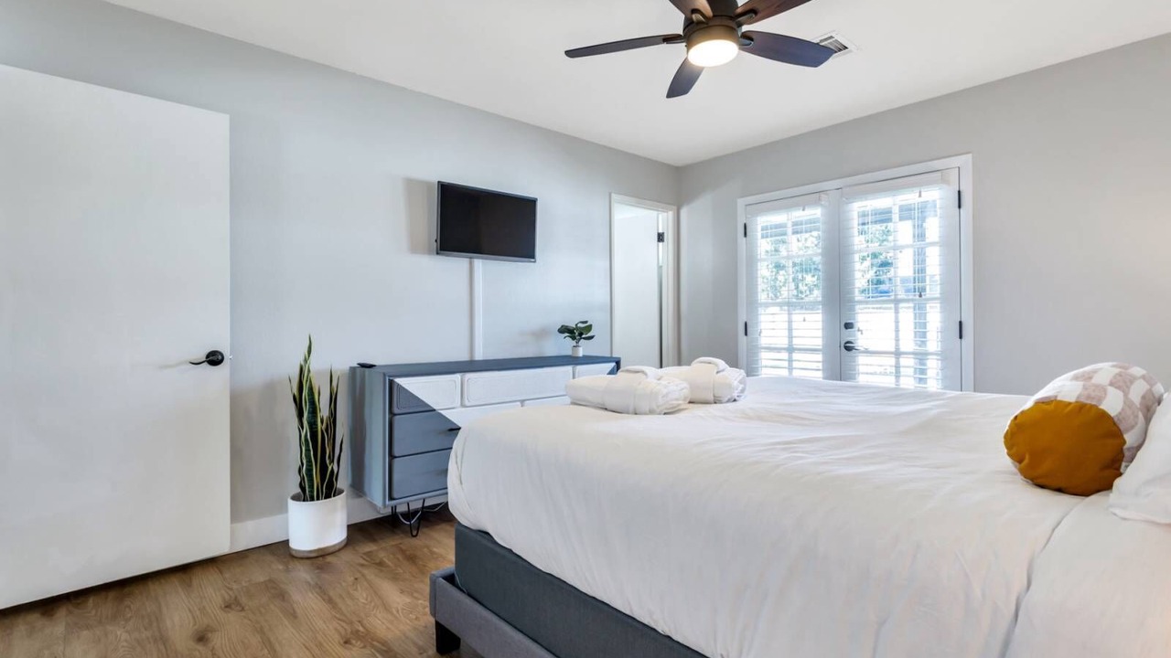 Photo of Bedroom in Paradise Valley Village