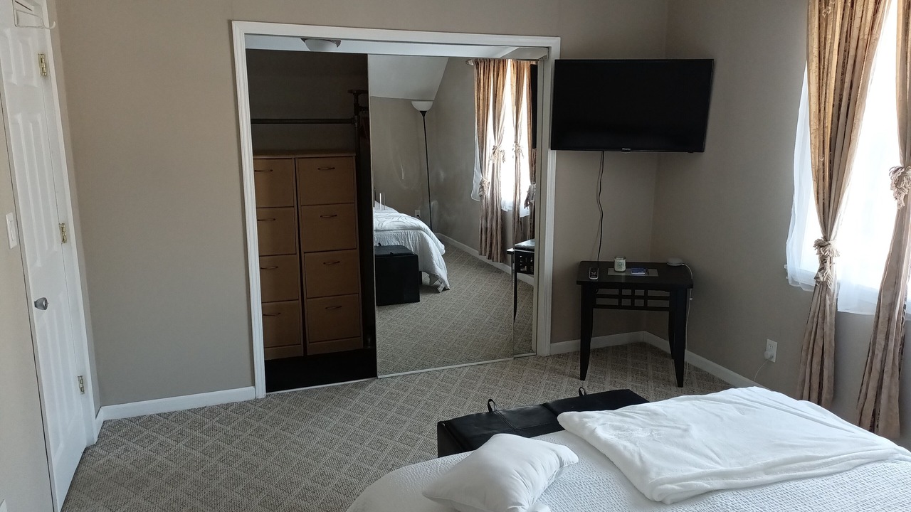 Photo of Bedroom in Front Park