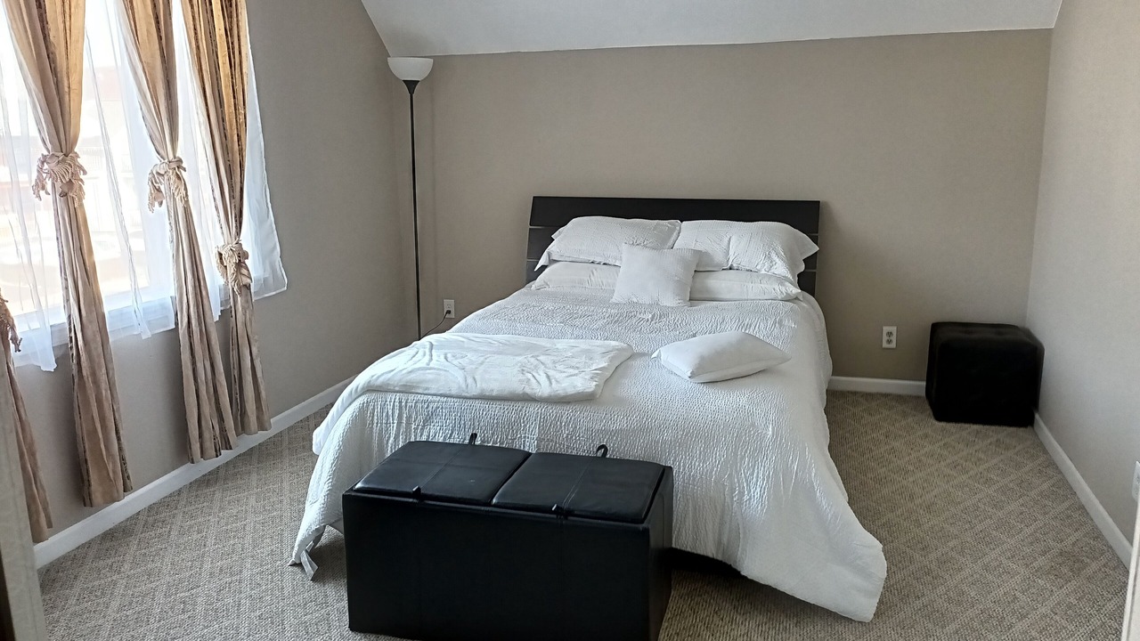 Photo of Bedroom in Front Park