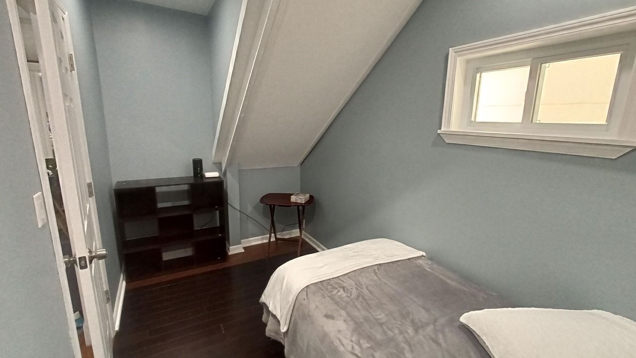Photo of Bedroom in Front Park