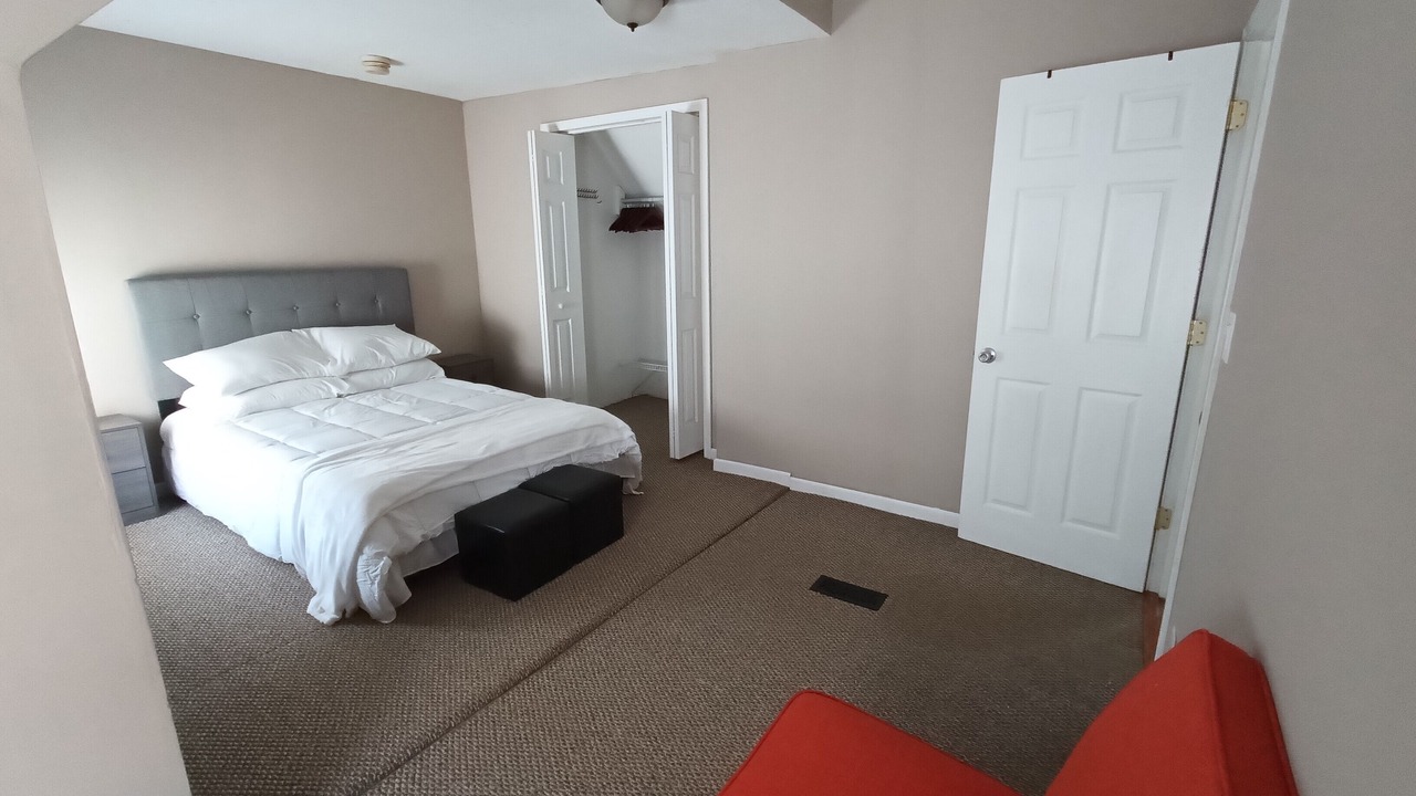 Photo of Bedroom in Front Park