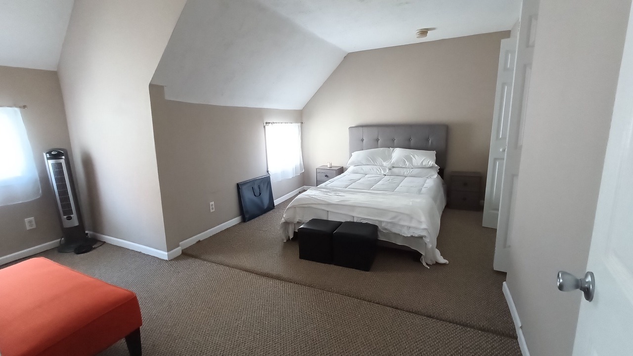 Photo of Bedroom in Front Park