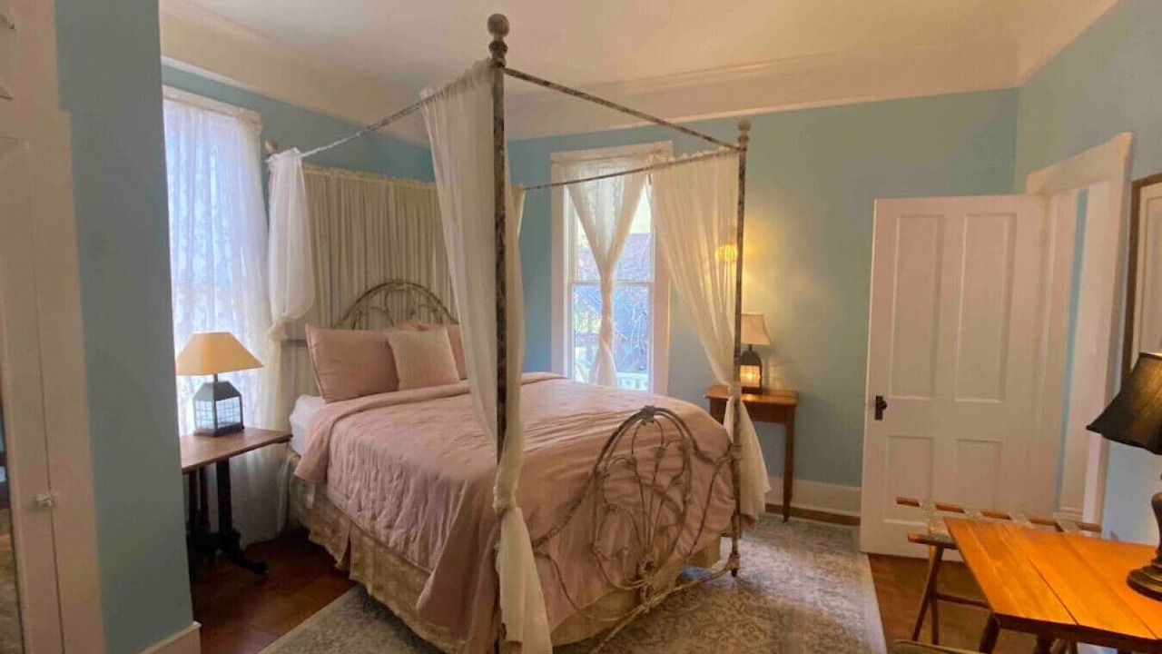 Photo of Bedroom in Eureka Springs Historic District