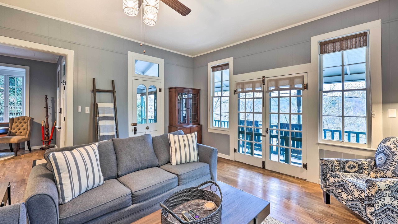 Photo of Livingroom in Eureka Springs Historic District