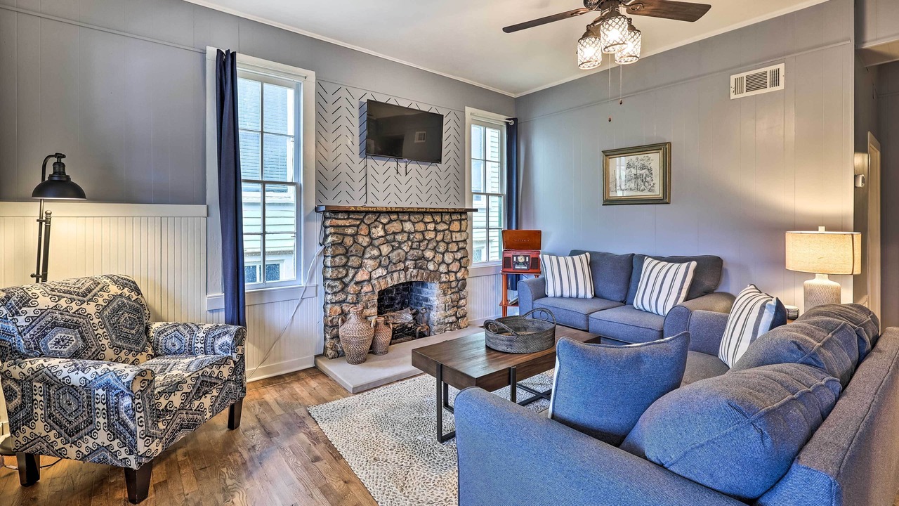 Photo of Bedroom in Eureka Springs Historic District