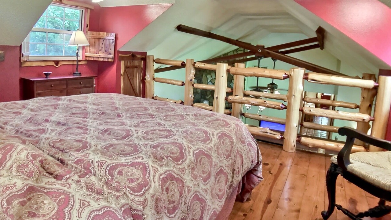 Photo of Bedroom in Eureka Springs Historic District