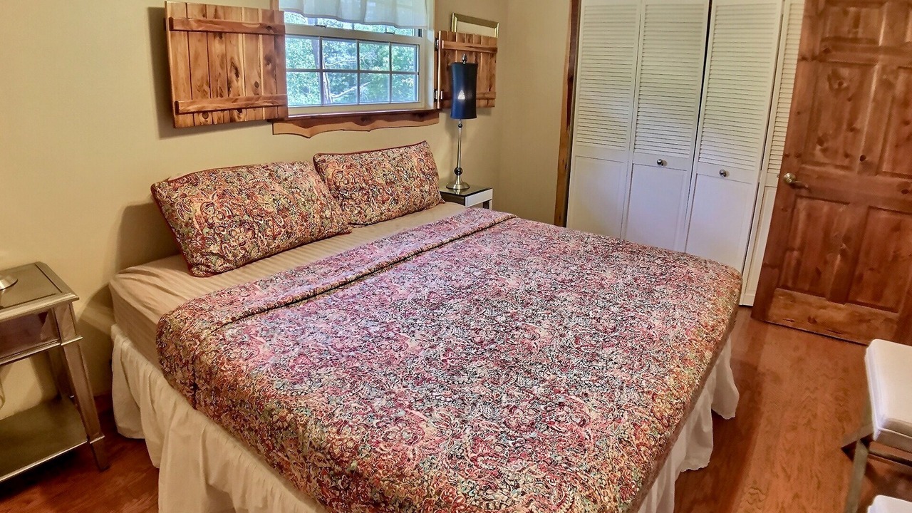 Photo of Bedroom in Eureka Springs Historic District
