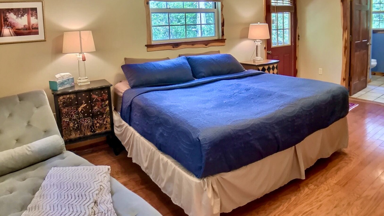 Photo of Bedroom in Eureka Springs Historic District