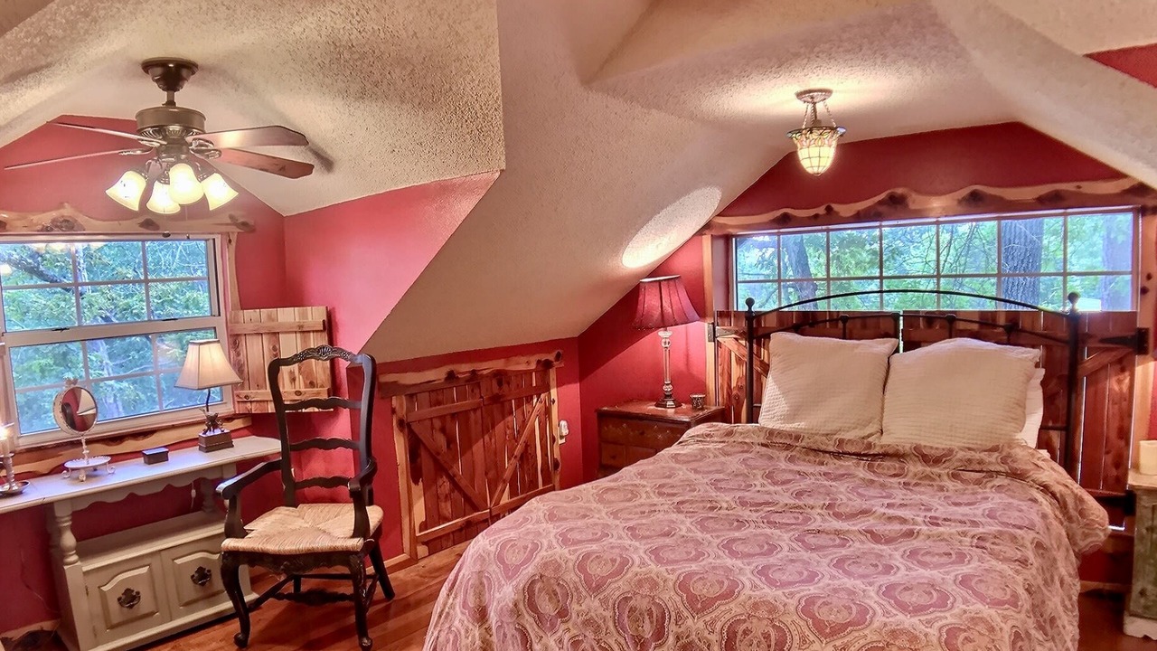 Photo of Bedroom in Eureka Springs Historic District