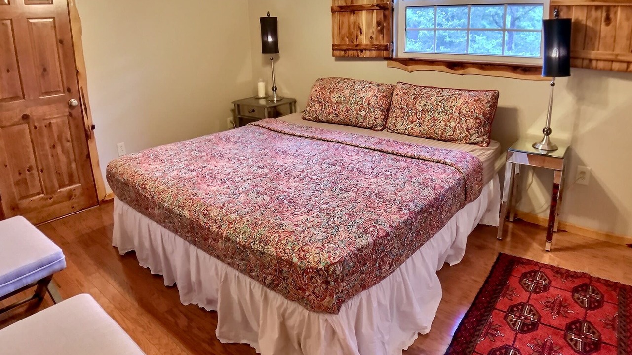 Photo of Bedroom in Eureka Springs Historic District