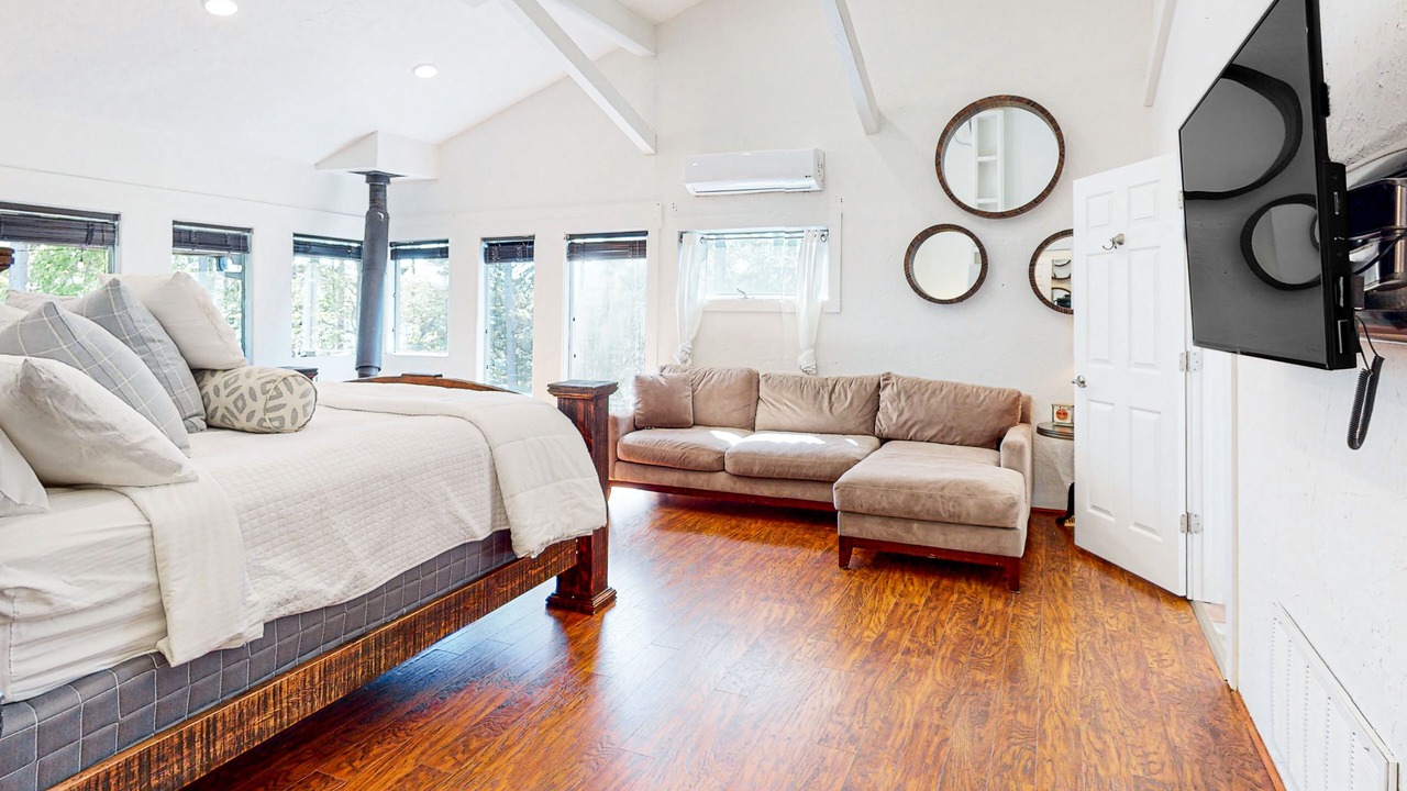 Photo of Bedroom in Garfield