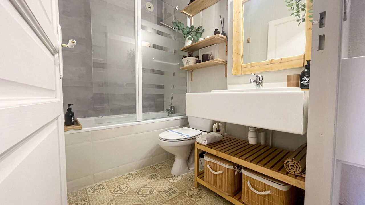 Photo of Bathroom in Enveitg