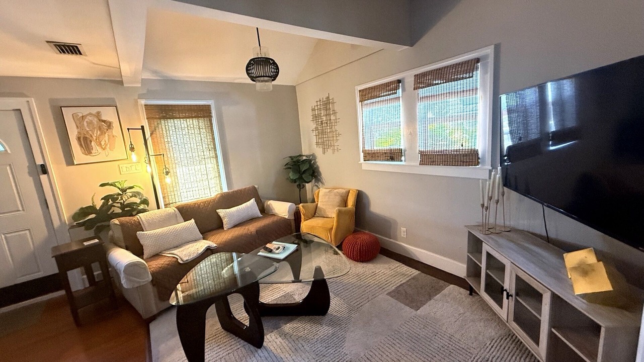 Photo of Livingroom in Historic Old Northeast