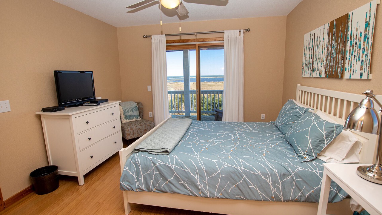 Photo of Bedroom in Waves